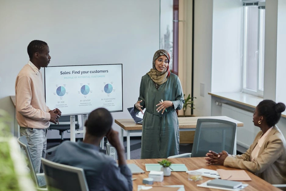 Leader carismatico che tiene una riunione in un ufficio moderno.